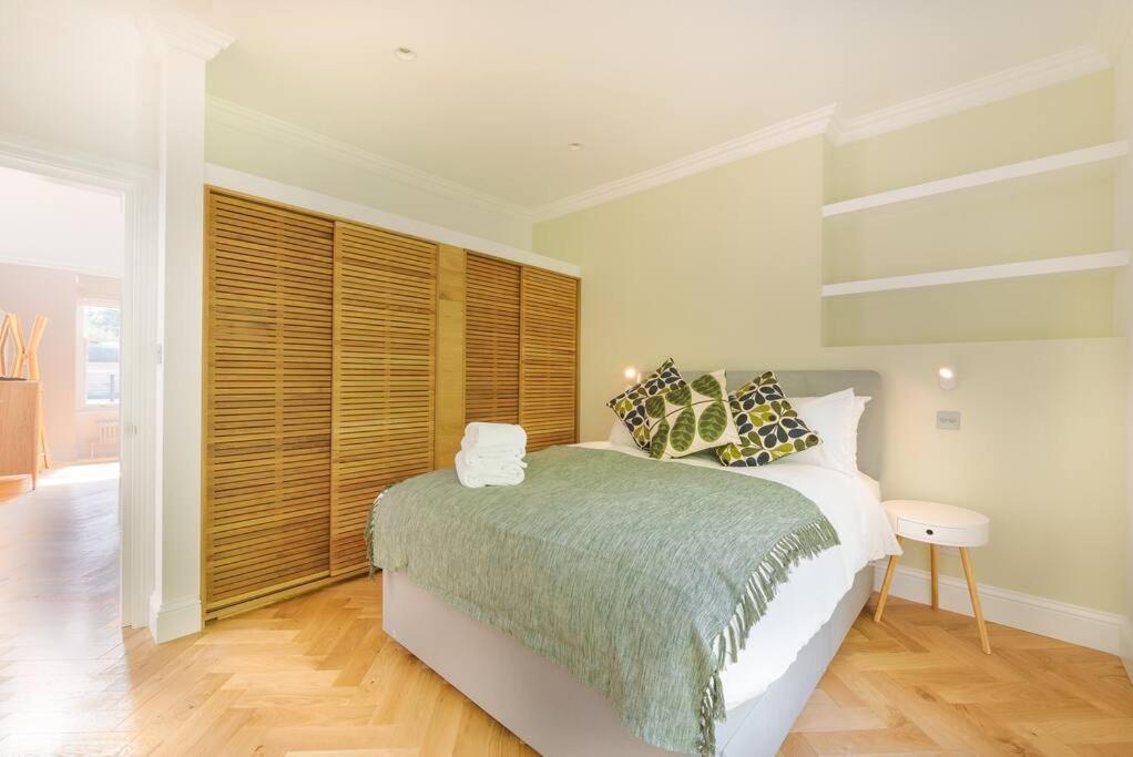 Stunning Two Bed Apartment Rh8 London Bagian luar foto