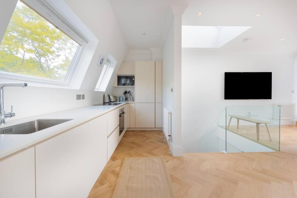 Stunning Two Bed Apartment Rh8 London Bagian luar foto