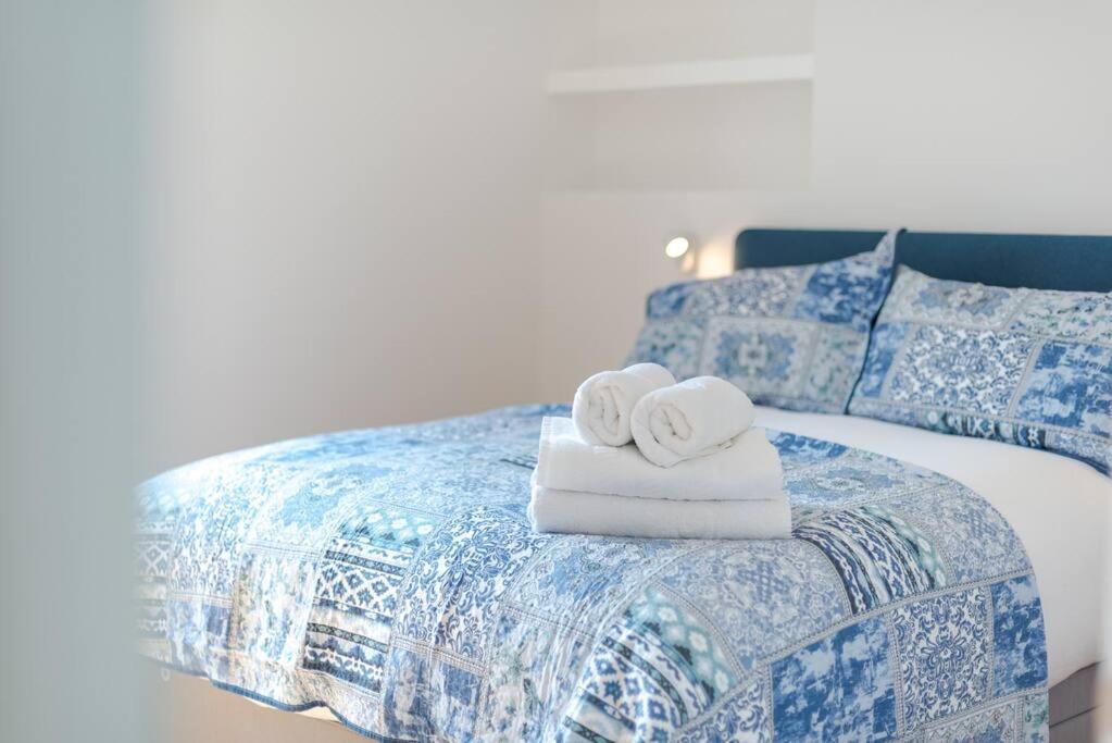 Stunning Two Bed Apartment Rh8 London Bagian luar foto